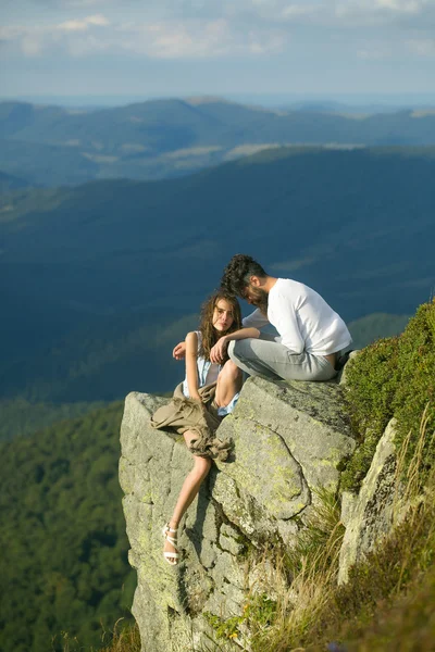 Romantiska par på bergets topp — Stockfoto
