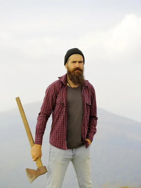 Homme barbu avec hache sur la montagne — Photo