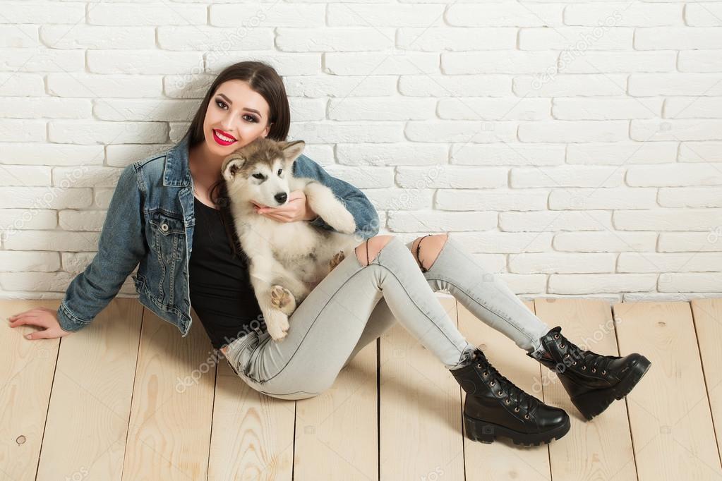 Pretty sexy girl with husky dog — Stock Photo © Tverdohlib.com #128426040