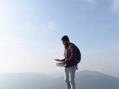 dağ tepe üzerinde sakallı adam