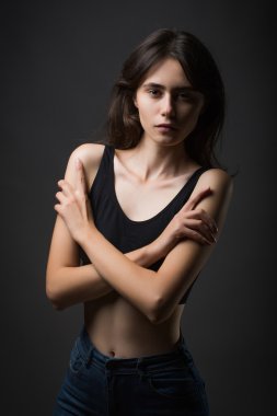 koyu gri şık kadın