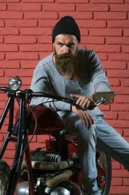 Motosikletli sakallı motorcu.