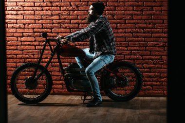 Motosikletli sakallı motorcu.