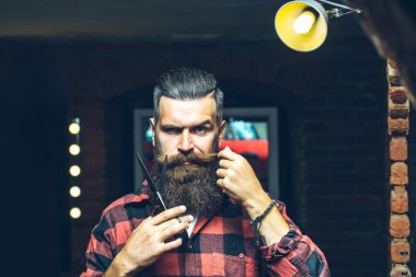 Makasla sakallı adam