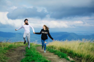 Gri gökyüzü üzerinde zıplayan Çift