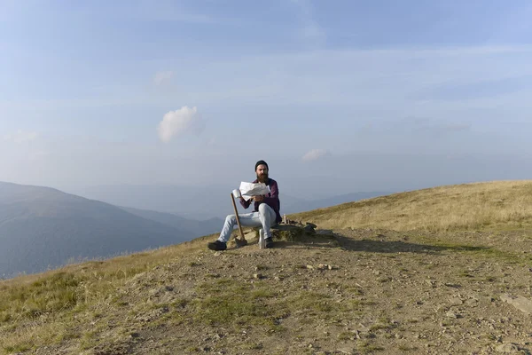 Hombre barbudo en la cima de la montaña — Foto de Stock