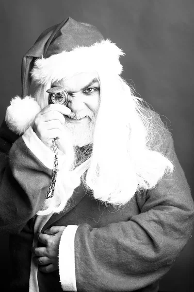 Homme de Noël souriant avec horloge sur la chaîne — Photo