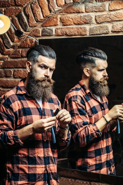 Mann mit Rasiermesser in Spiegelnähe — Stockfoto