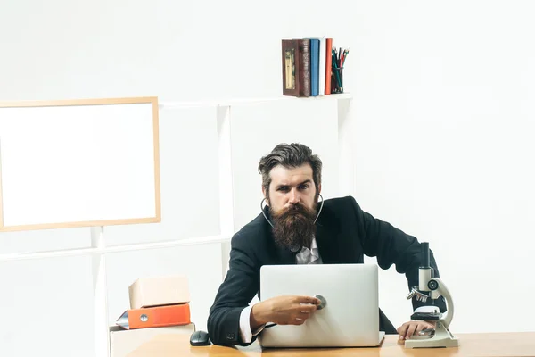 Hombre escuchando estetoscopio portátil —  Fotos de Stock