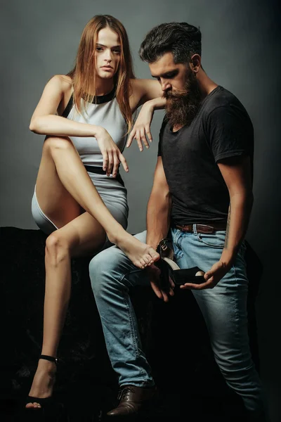 A csinos lány ül, szakállas férfi közelében — Stock Fotó