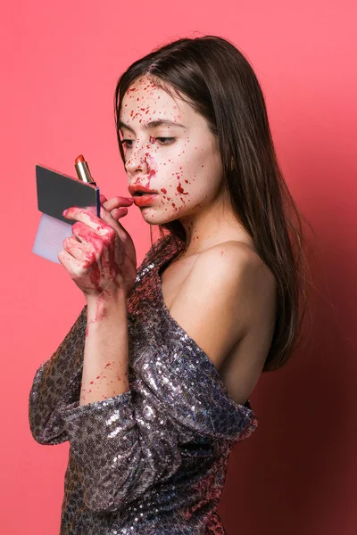 Хеллоуин кровавая девушка моды — стоковое фото