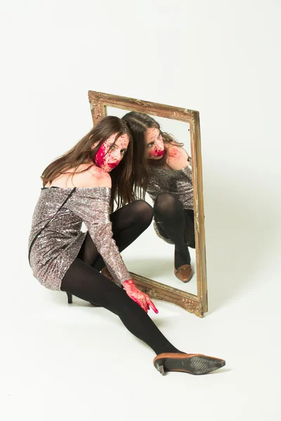 Zombie sangrienta chica con espejo — Foto de Stock