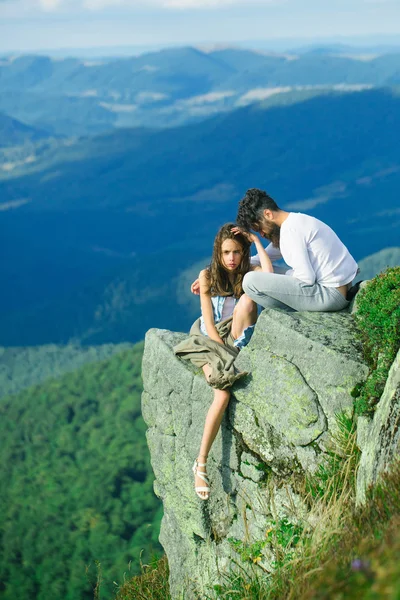 Romantic couple on mountain top — Stock Photo, Image