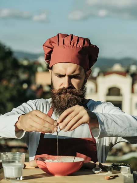 Homem cozinhar ovo rachaduras — Fotografia de Stock