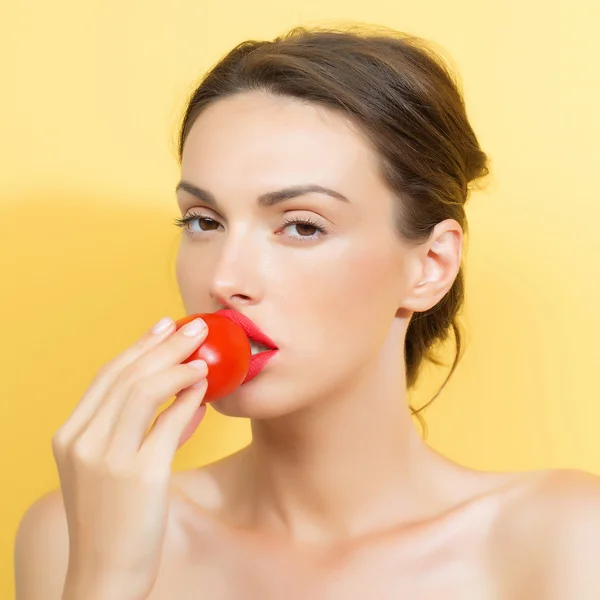Söt flicka med röda tomat — Stockfoto