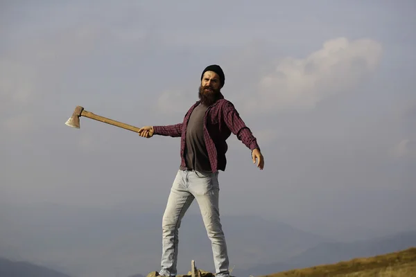 Uomo barbuto con ascia sulla montagna — Foto Stock