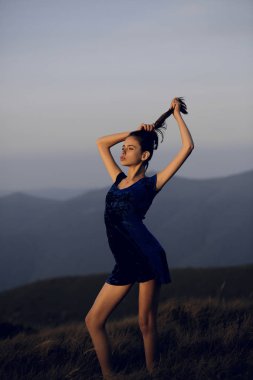 doğal zemin üzerine kız