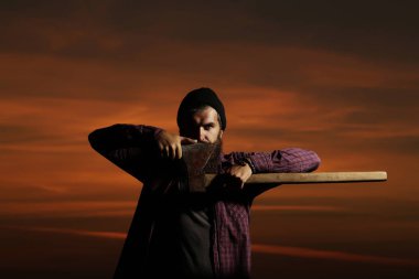 Alacakaranlıktaki oduncu hippi