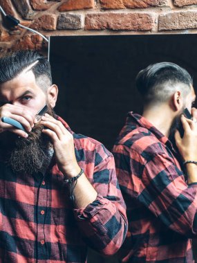 Aynanın yanında jileti olan adam.