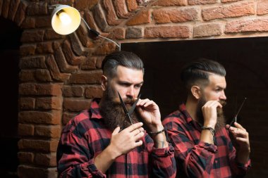 adam ayna yakınındaki makas ile kesme