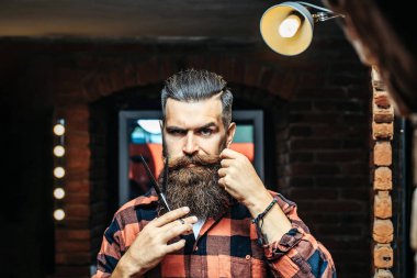 Makasla sakallı adam