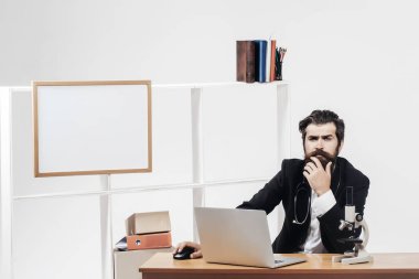 Doktor stetoskop masada ile