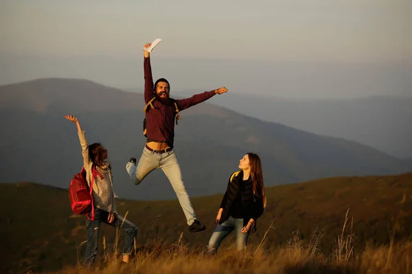 Amigos caminando en la montaña — Foto de Stock