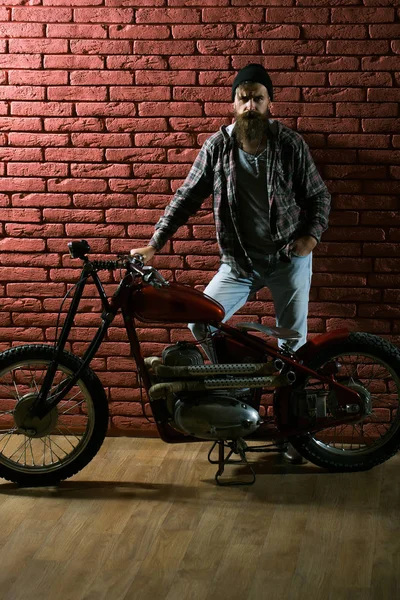 Bärtiger Biker auf Motorrad — Stockfoto