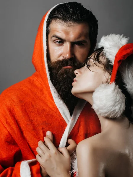 サンタのひげを生やした男とかわいい女の子 — ストック写真