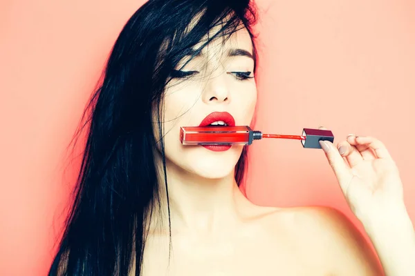 Sexig kvinna med rött läppstift — Stockfoto