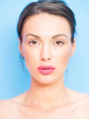 mavi zemin üzerine güzel bir kız