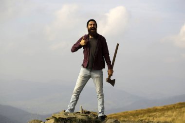 Dağda baltalı sakallı adam