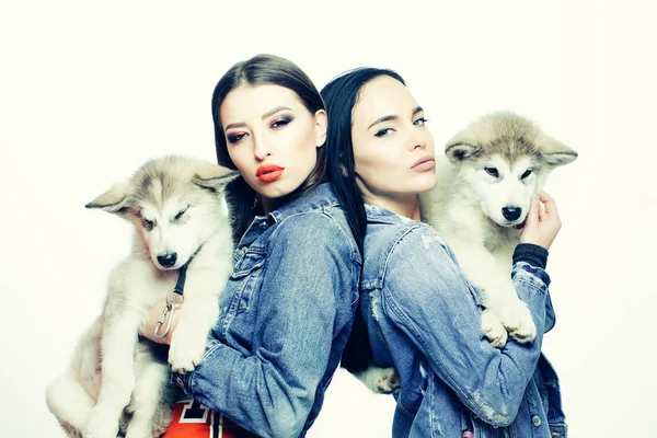 Meisjes in denim met husky — Stockfoto