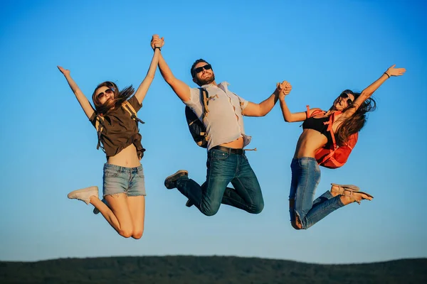 Barbudo hombre guapo con chicas —  Fotos de Stock