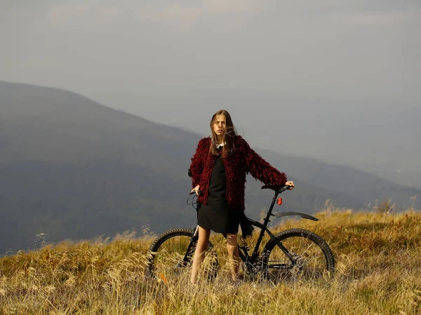 Dívka s kolo na hory — Stock fotografie