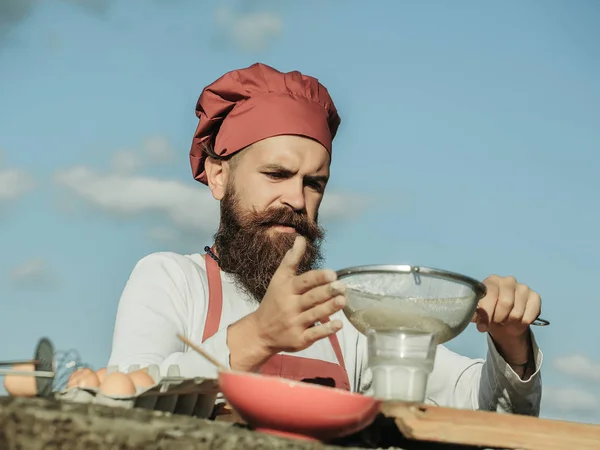 Άνδρας σεφ γαζών αλεύρι — Φωτογραφία Αρχείου