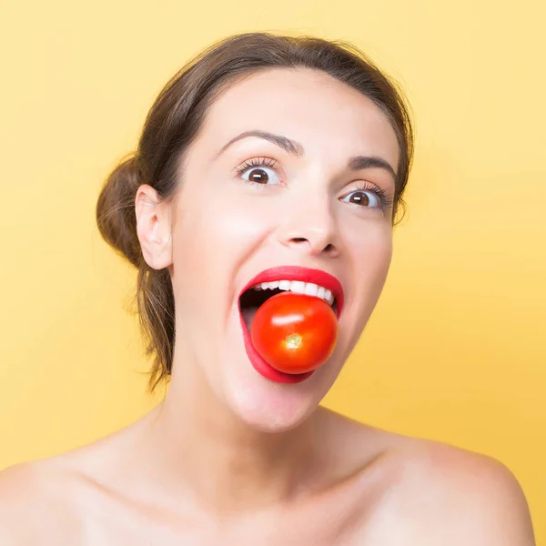 Mooi meisje met rode tomaat — Stockfoto