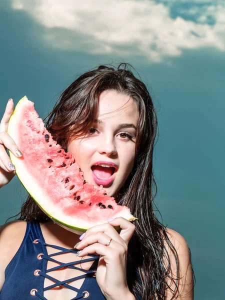 Bonita chica en el cielo con sandía — Foto de Stock