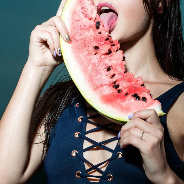 Mooi meisje op sky met watermeloen — Stockfoto