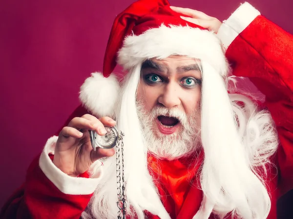 Sorprendido hombre de Navidad con reloj en cadena —  Fotos de Stock