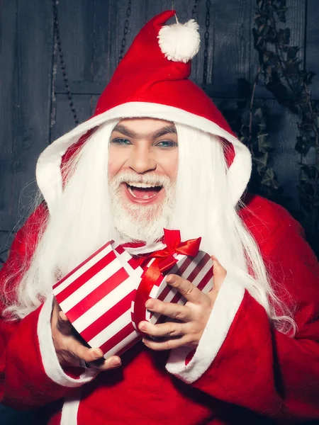 Happy Christmas man with gift — Stock Photo, Image