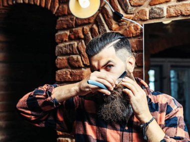 Aynanın yanında jileti olan adam.