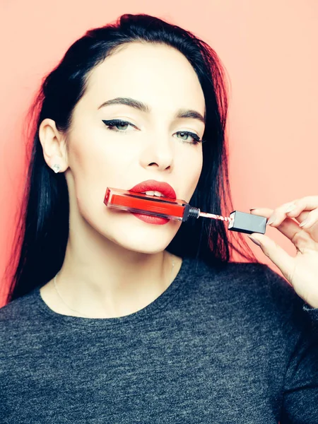 赤い口紅を持つセクシーな女性 — ストック写真