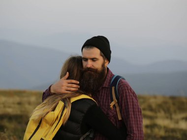 Çift dağ tepe üzerinde kucaklayan