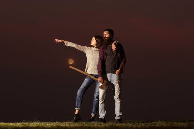 alacakaranlık kucaklayan Çift