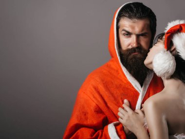 Noel Baba sakallı adam ve güzel kız