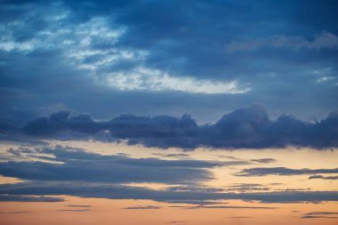 Karanlık gün batımı gökyüzü
