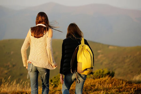 PRetty girls walk on mountain — Stock Photo, Image