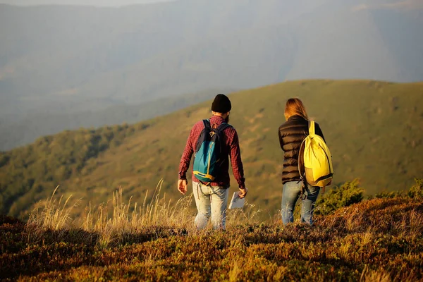 Dos viajeros caminata en la montaña — Foto de Stock