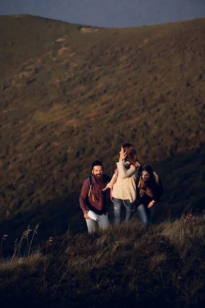 Jóvenes amigos caminata en la montaña — Foto de Stock